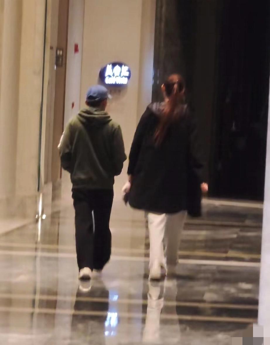 王宝强与新女友冯清同框，冯清1米78个子太高了，显得王宝强好矮！

4月7日，有