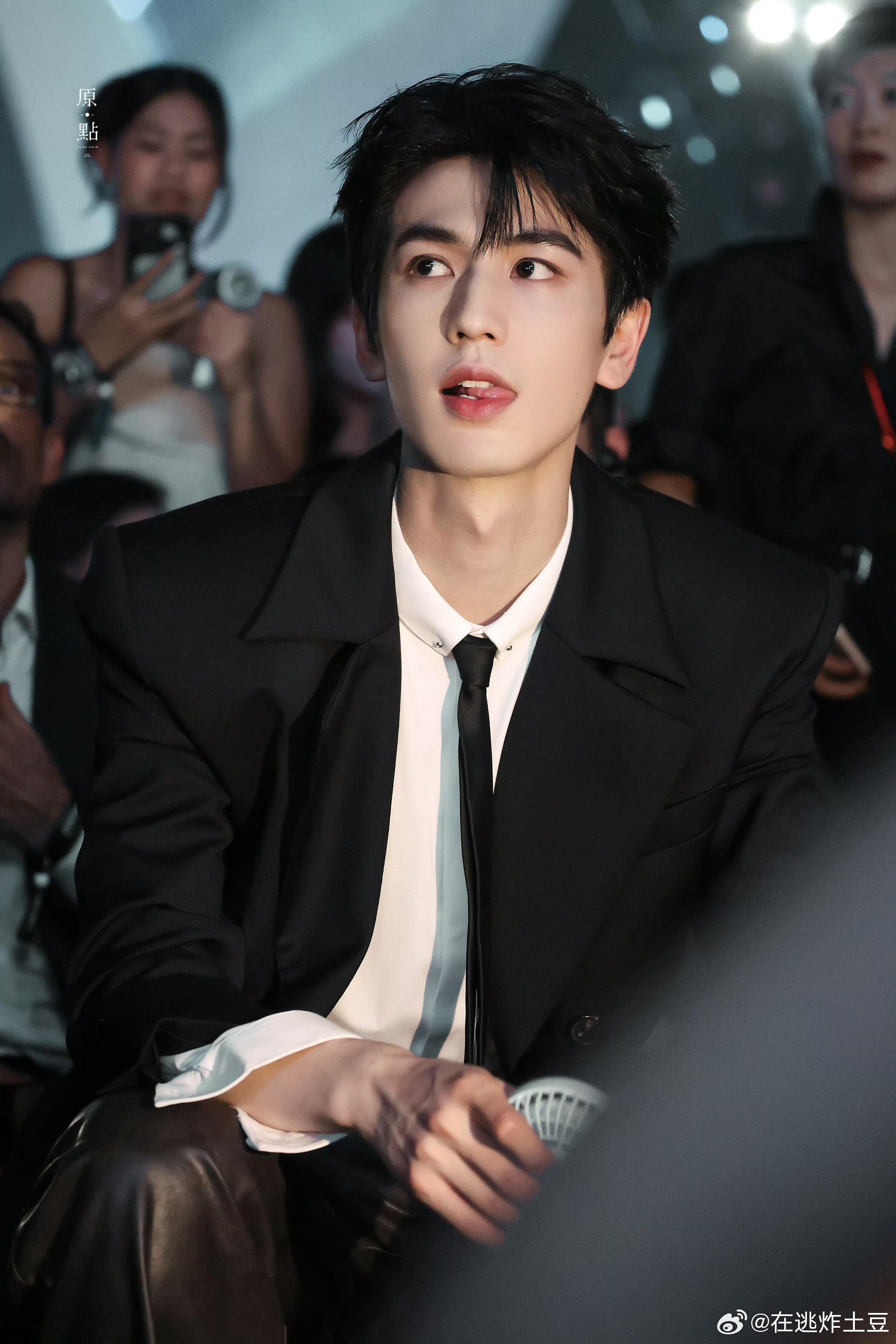 此男的帅气我后知后觉啊 人怎么能帅到这种程度 张凌赫你真的是给我帅迷糊了 