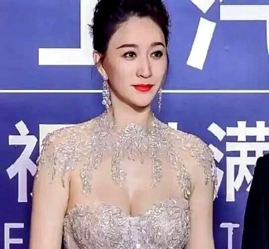 李小冉真被网吹成“内娱天花板”了？是不是有点过了。

大家夸她“白瘦温婉”，说她