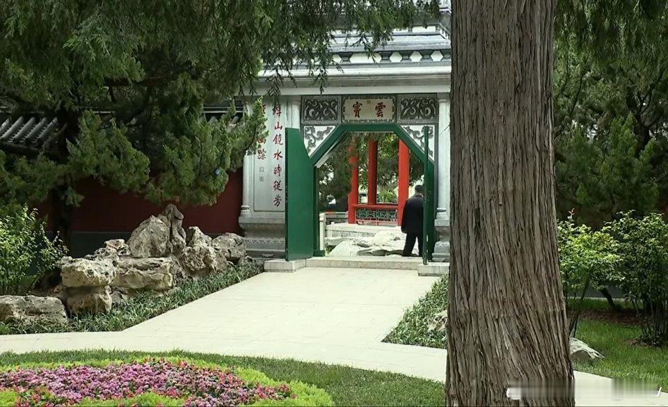陪同参观。 