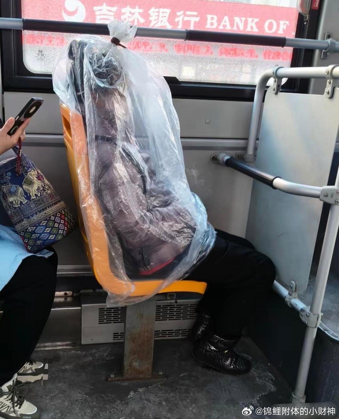 阿姨，你这样坐公交有什么好处吗？ 