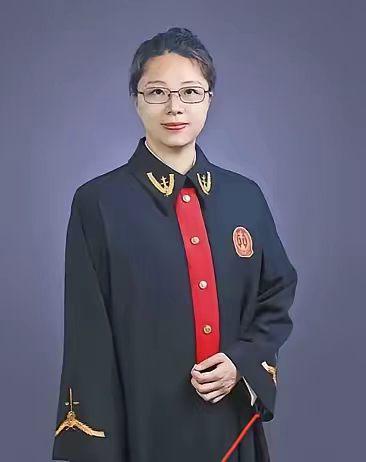 还没等二审正式开庭，法学圈就已经炸开锅了。
一众业内学者直接扒出审理法官曾经发表