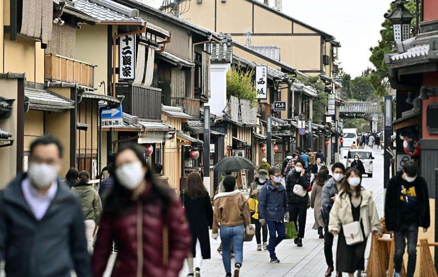 本人接触过大量日本人，我可以很负责地说：

1：绝大部分日本人对于二战期间的暴行