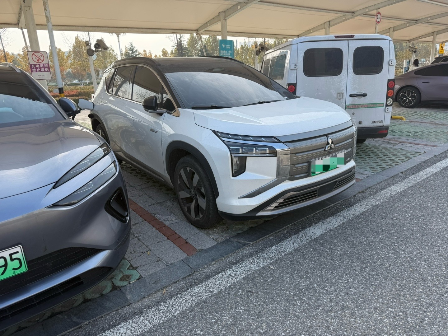 这车挺稀有，三菱 Airtrek阿图柯，本质上是 广汽埃安 AION V 的换壳