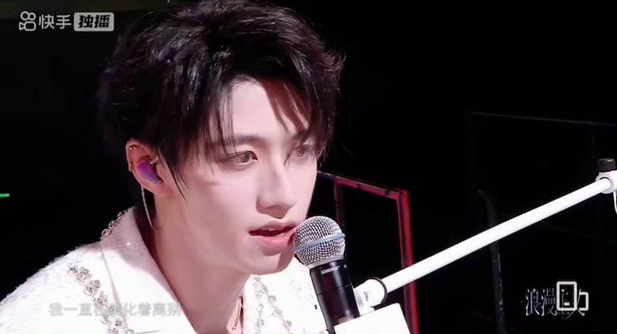 朱志鑫今天就是妥妥的白马王子，钢琴独奏演唱