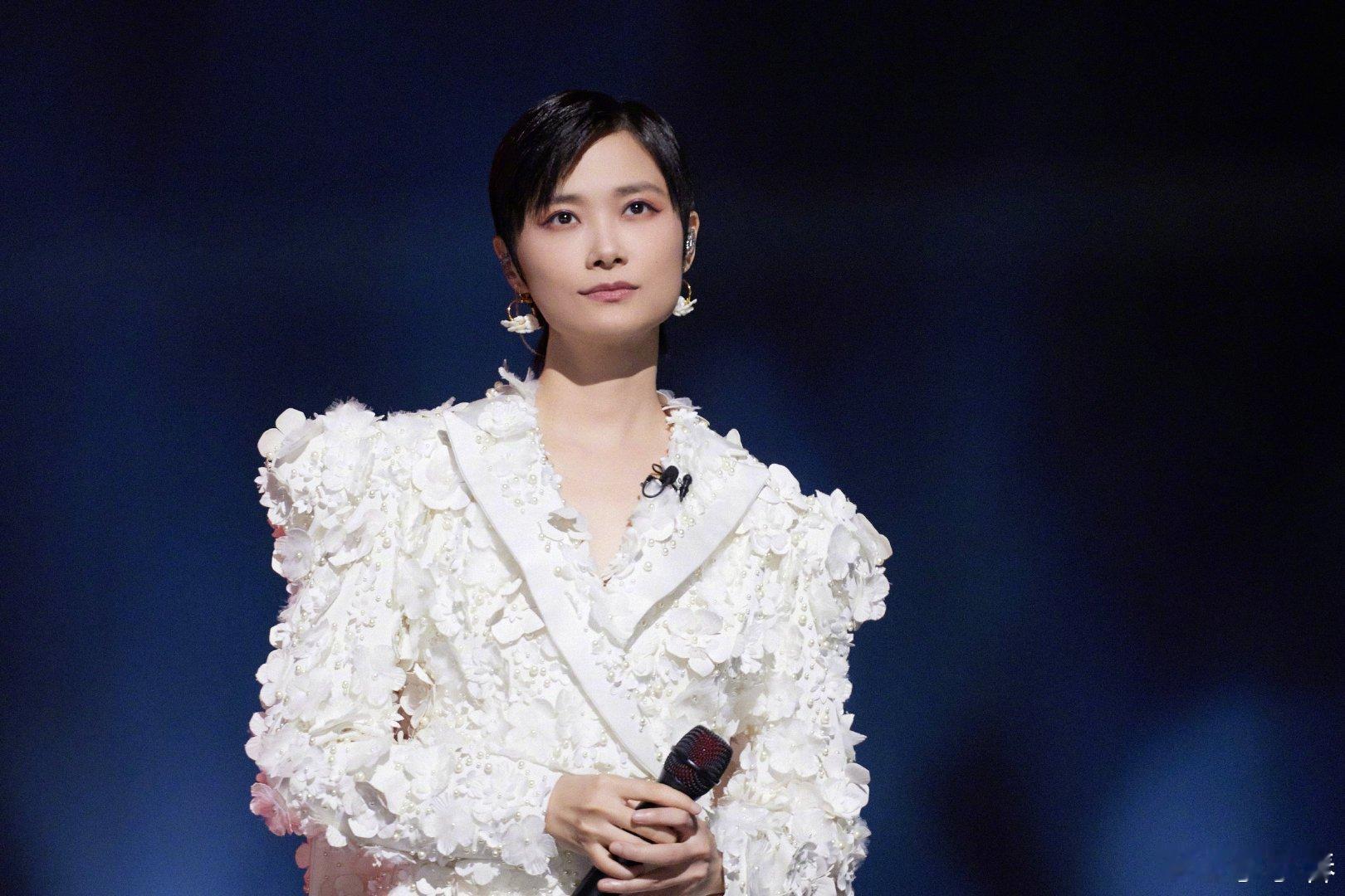 李宇春跨年舞台唱下个路口见  跨年晚会成都站，李宇春献唱《下个路口见》，告别过去