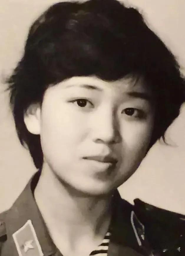 钟惠玲这位大理姑娘太让人敬佩了！
1984年收复老山战中，18岁的她作为野战医疗