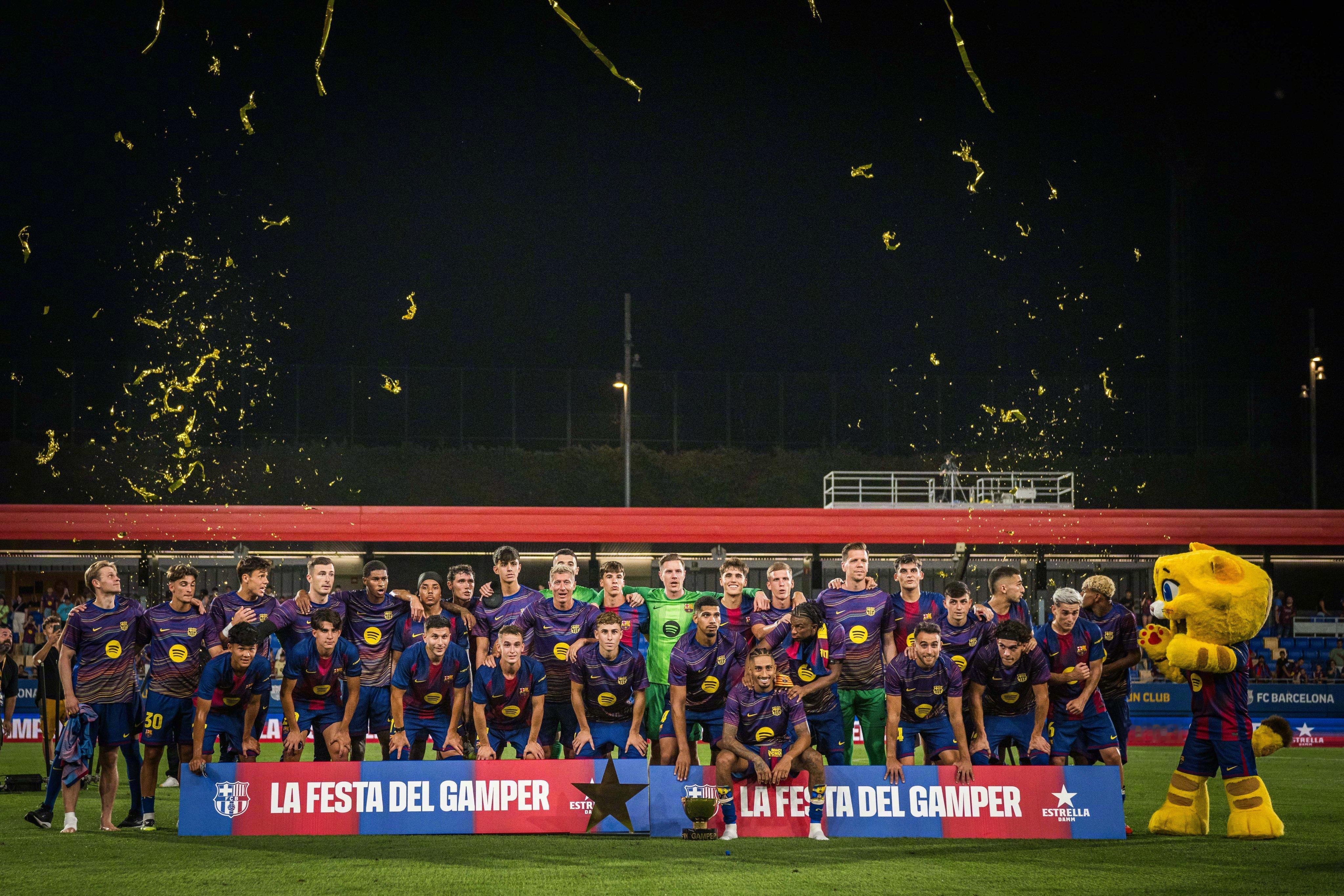 📸甘伯杯全家福来咯🏆❤️💙红蓝大家庭，新赛季并肩再出发！巴萨[超话] 🔴