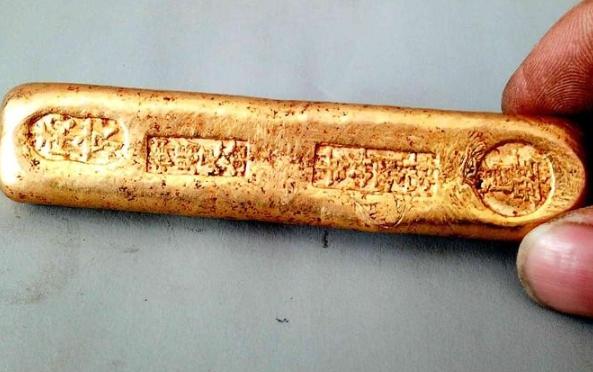 1980年，山西杨大爷拿着2根金条来到银行，说想把金子换成钱！银行职员掂量着金条