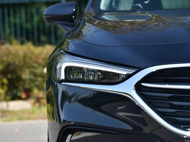 亚洲龙和别克君越都是不错的中型车，选哪个得看个人需求。
从价格上，亚洲龙指导价1