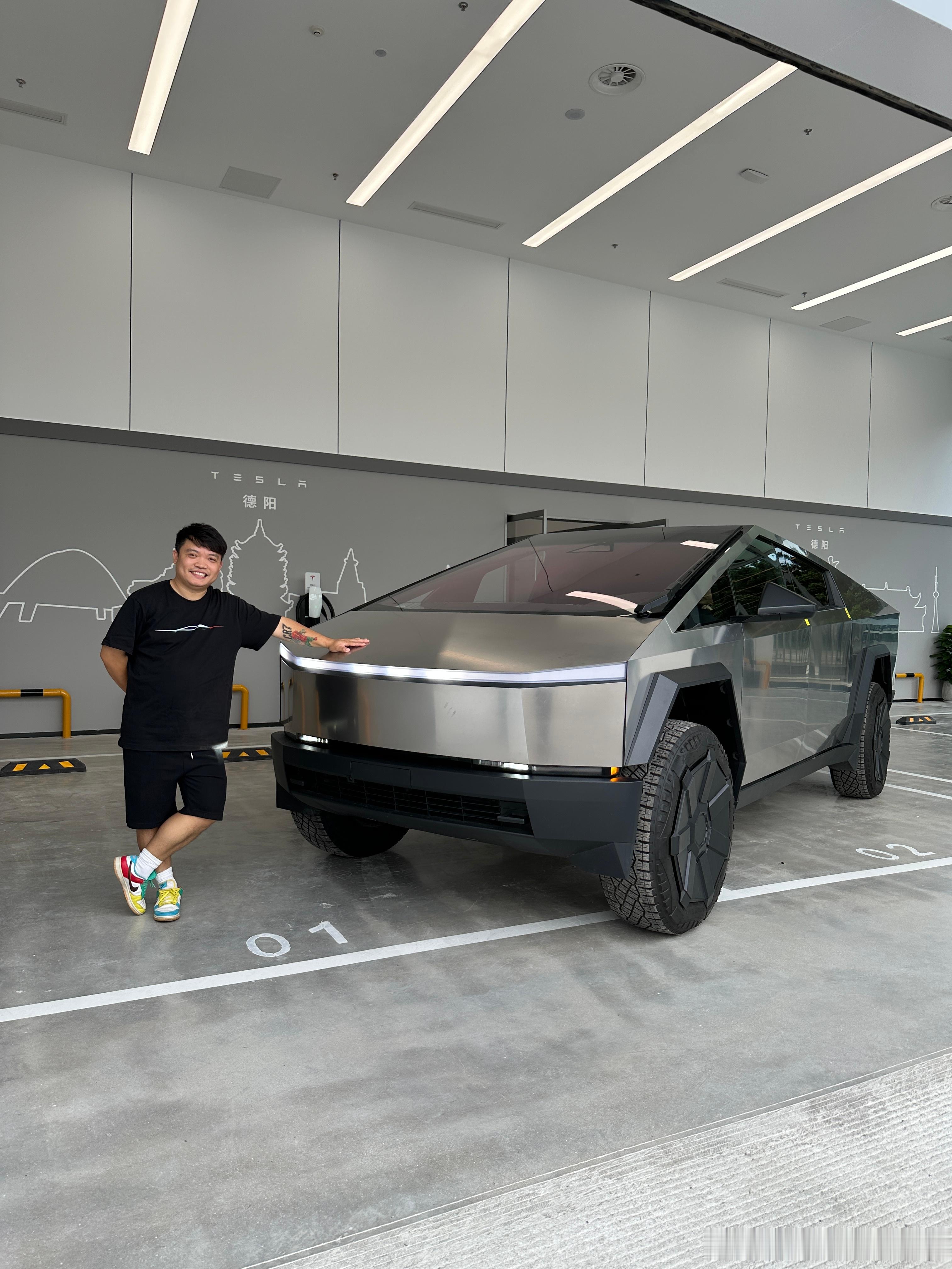这，是特斯拉Cybertruck，它的车内后视镜也太小了吧！面积还没有我的手掌心