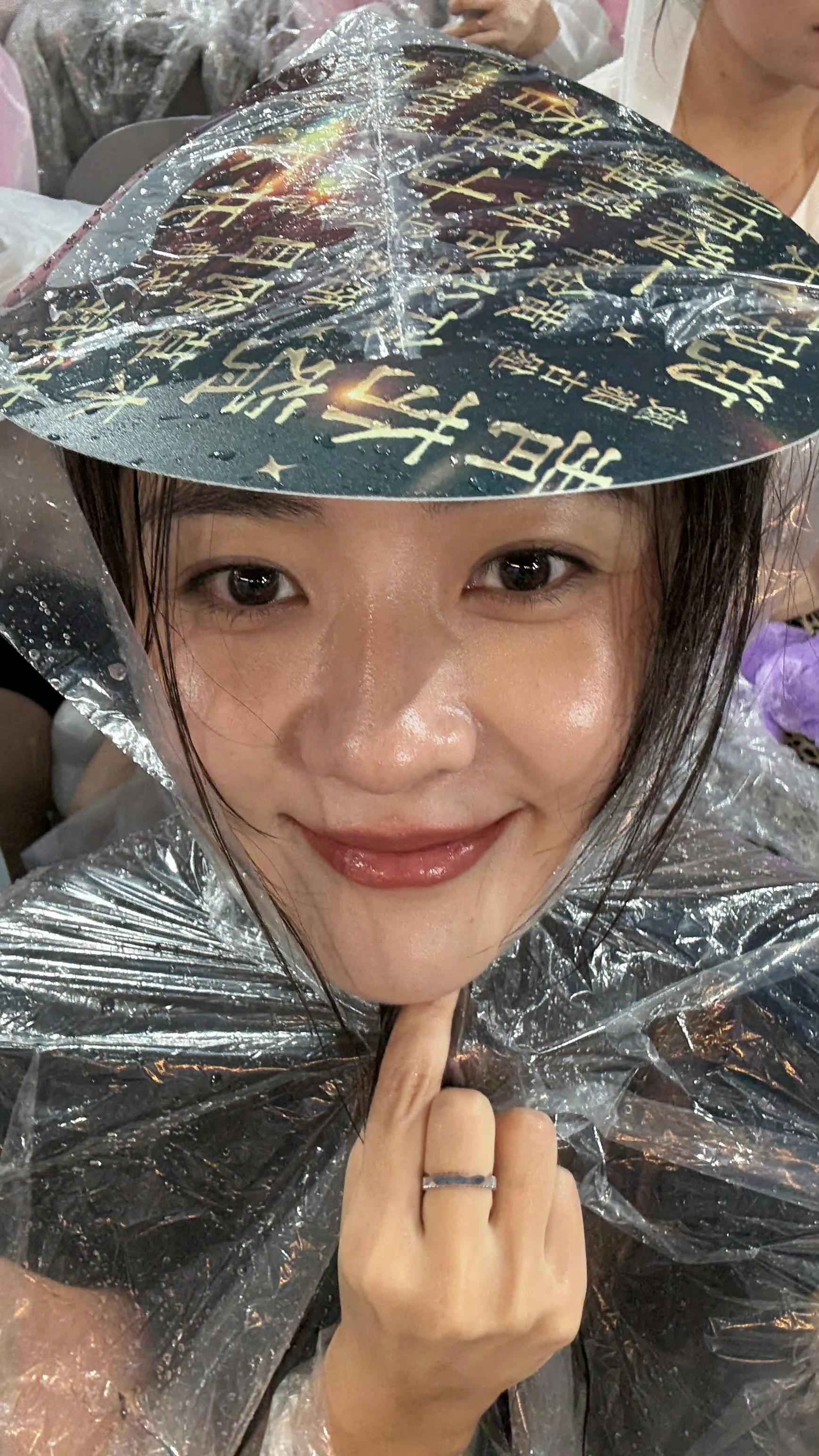 梁洁去看了周杰伦演唱会 被淋了还是这么美丽我和梁洁的青春是同一个人[爱你]梁洁｜