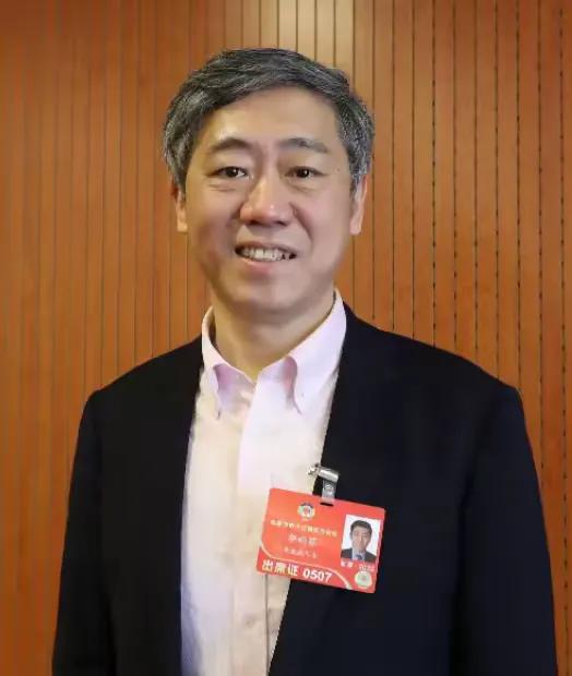 北京，清华教授李稻葵在公开论坛上罕见拍桌子：坚决反对养老政策无限拖延。当年交公粮