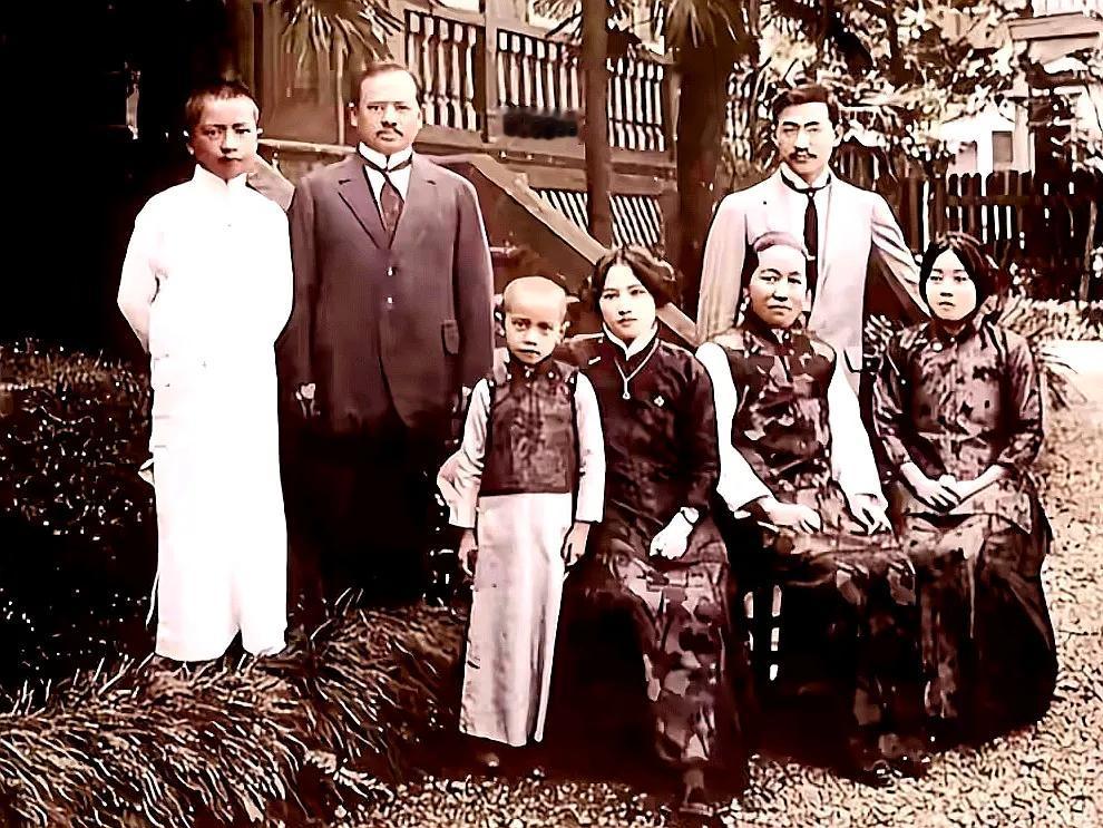 #是老婆重要还是父母重要#，
两张照片的两个家庭女主人，曾经都是苏州留园宋宣怀家