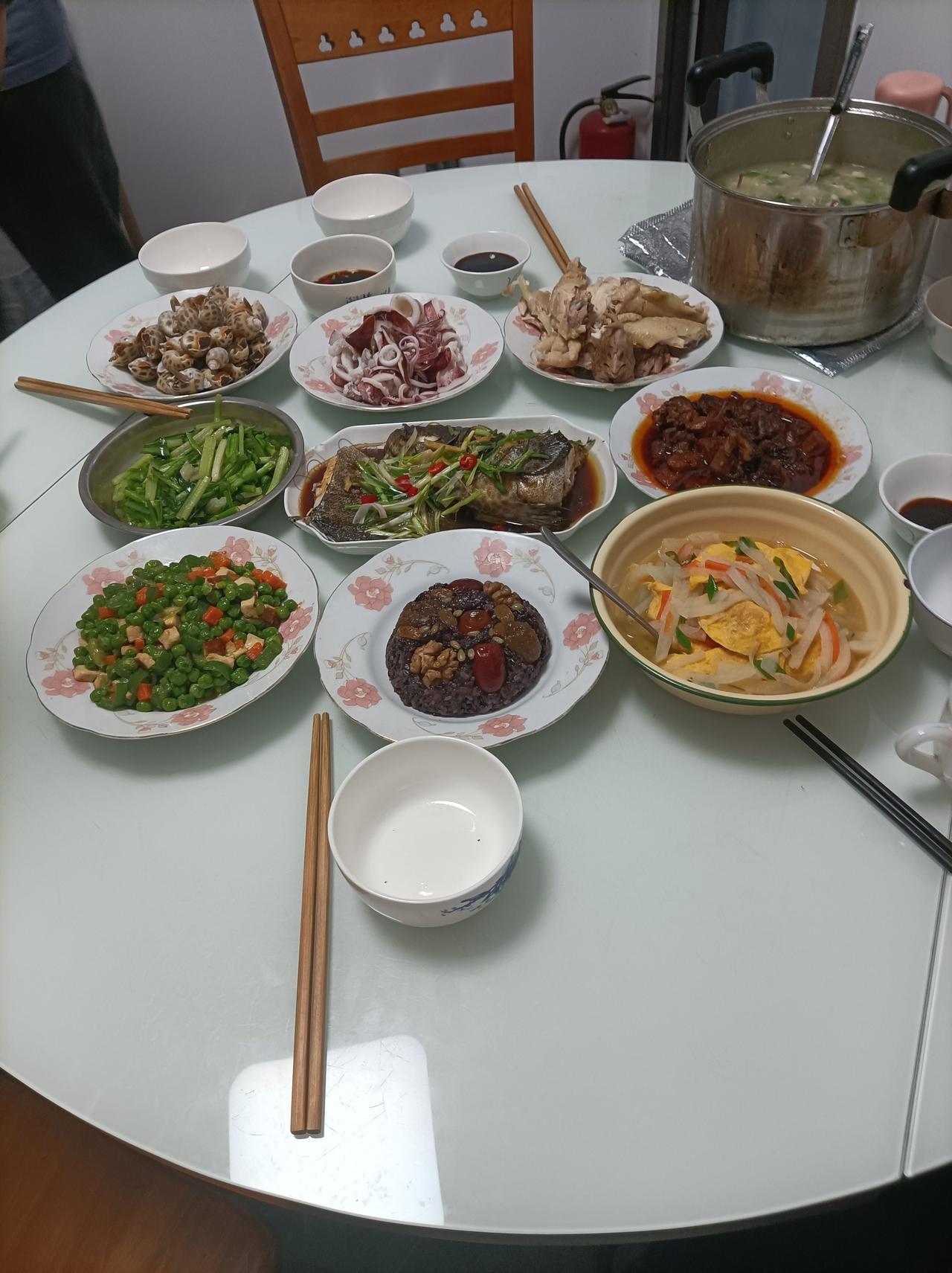 晒出我的今日美食今日美食要晒昨天的年夜饭了，有鱼，红烧牛肉，切鸡，鱿鱼，花螺，蛋