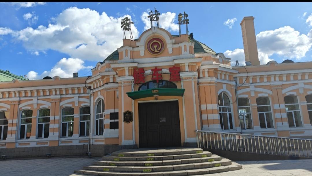 85年我们团委来了一女孩叫小芬，她是从小在姑姑家长大的，姑姑在香坊火车站前面开了