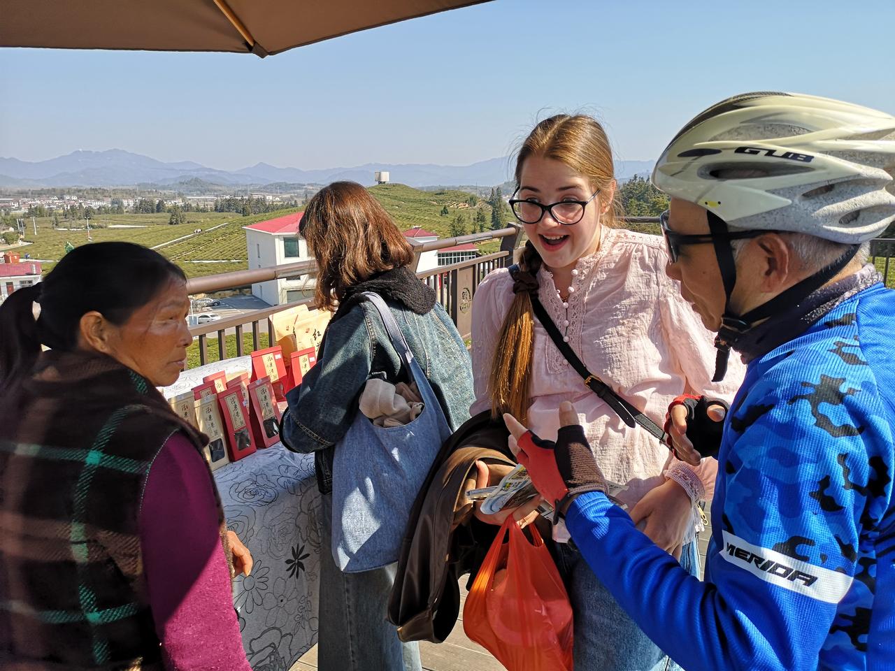 万能的手机📱
手机深刻改变生活
文旅产业尤其获益
小镇属江南丘陵地带
风景不错