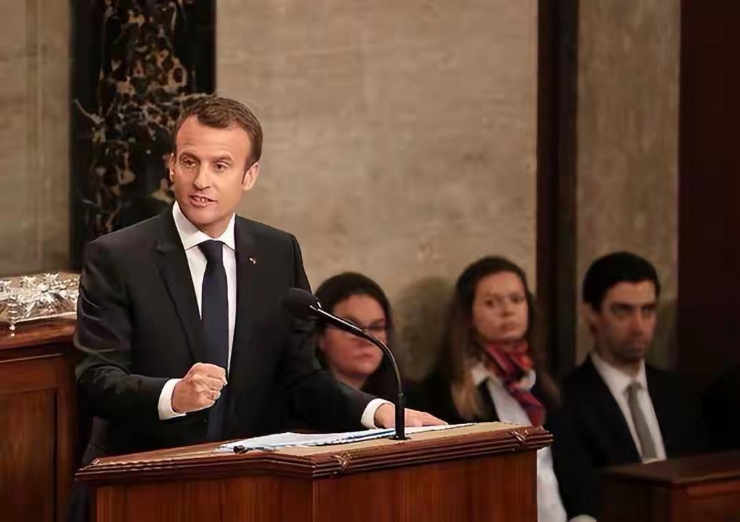 当地时间12月7日，法国总统马克龙在巴黎的办公室里接受国内媒体专访，镜头前的他神