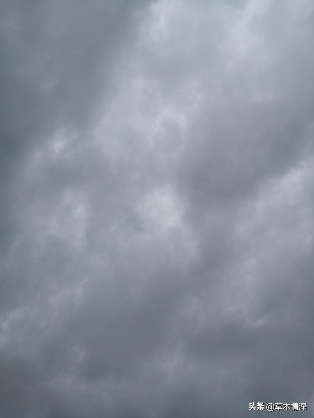 半夜打雷下大雨停电
中江县西南片区，今天凌晨一点半左右，房子上面噼里啪啦的声音和