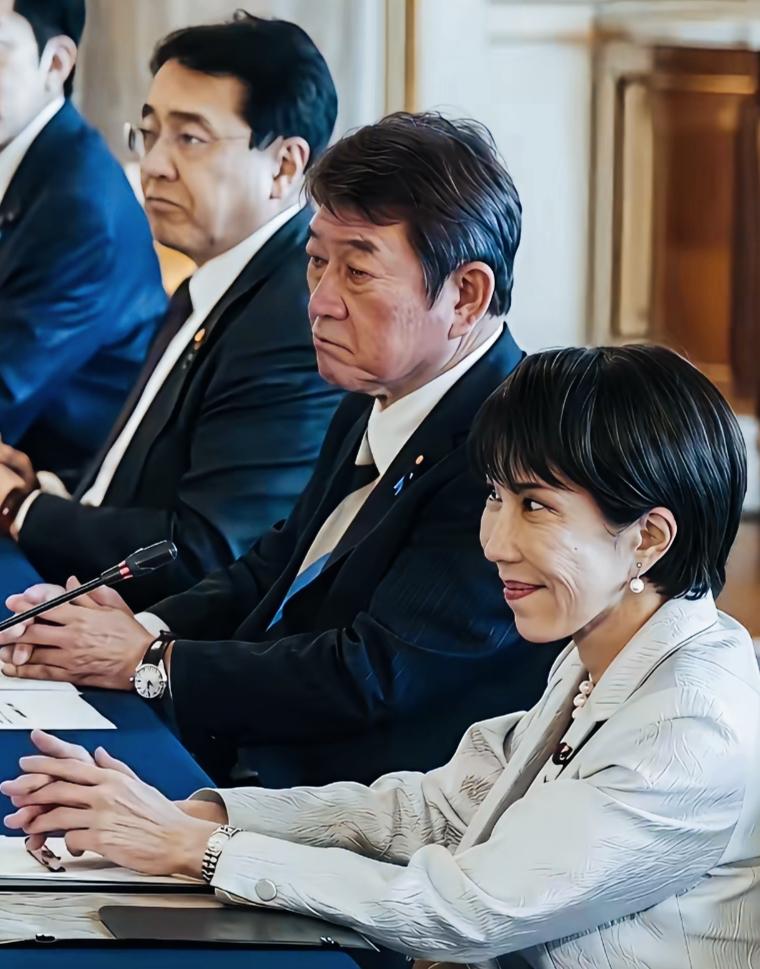 高市早苗谄媚的表情是不是很魔性啊？
这表情像是刻意做出来的，一点都不自然！
这表