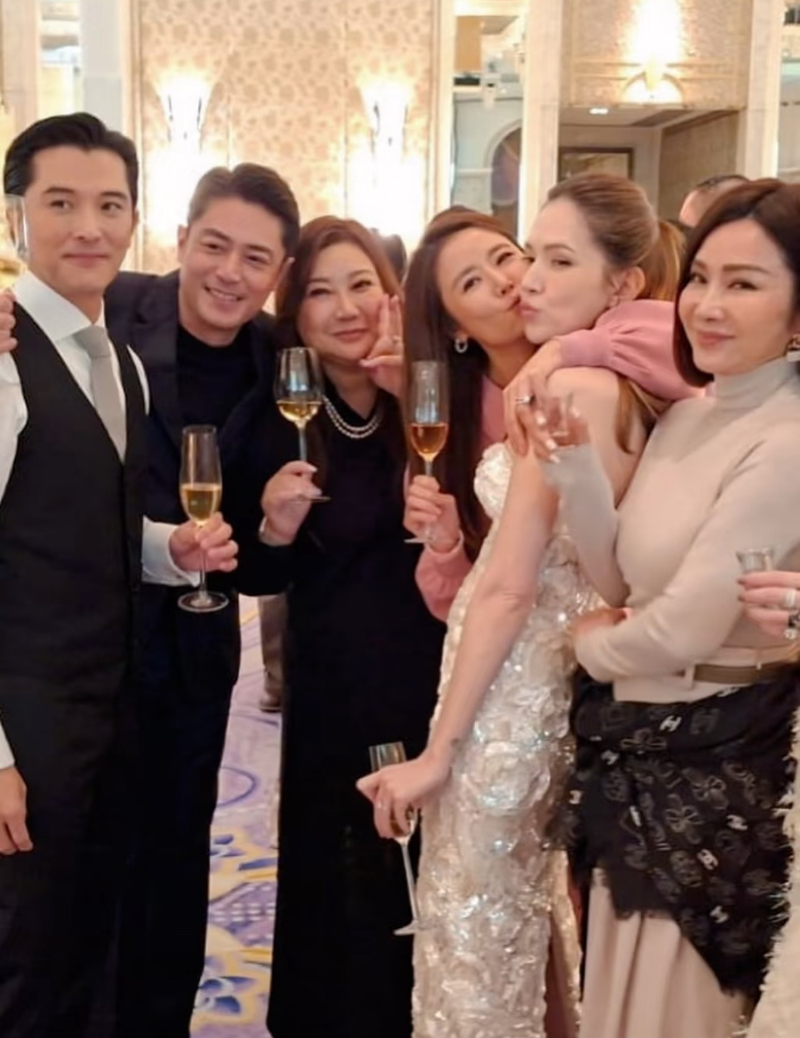 林心如和霍建华也出席了邱泽和许玮甯的婚礼。图2中间是陈怡蓉和老公。 