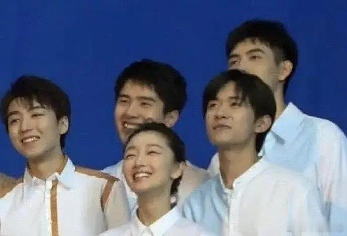 其实挺想看208们办婚礼的很久没有乐子了 