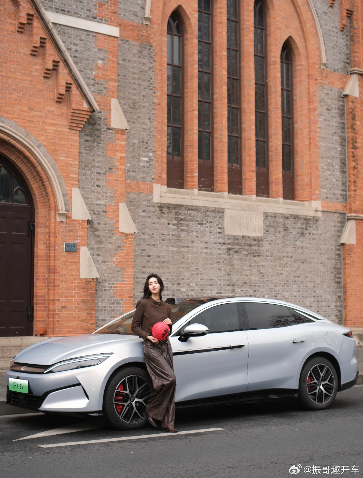 大家有没有感觉到比亚迪准备的“大招”最近就要发布了？去年股东大会王总说的“更惊艳