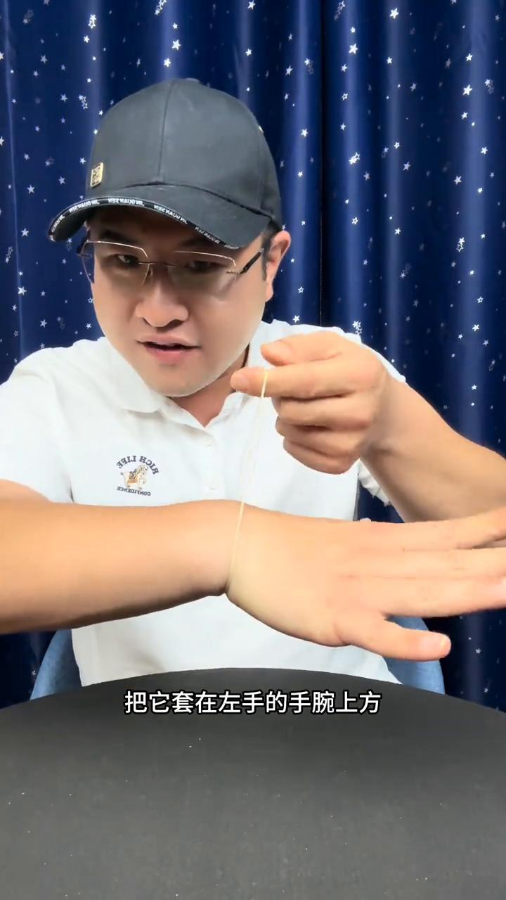 隔空击飞卡片术。
大家好，把一张普通的卡片放到手上做个手势，卡片会瞬间打飞，这是