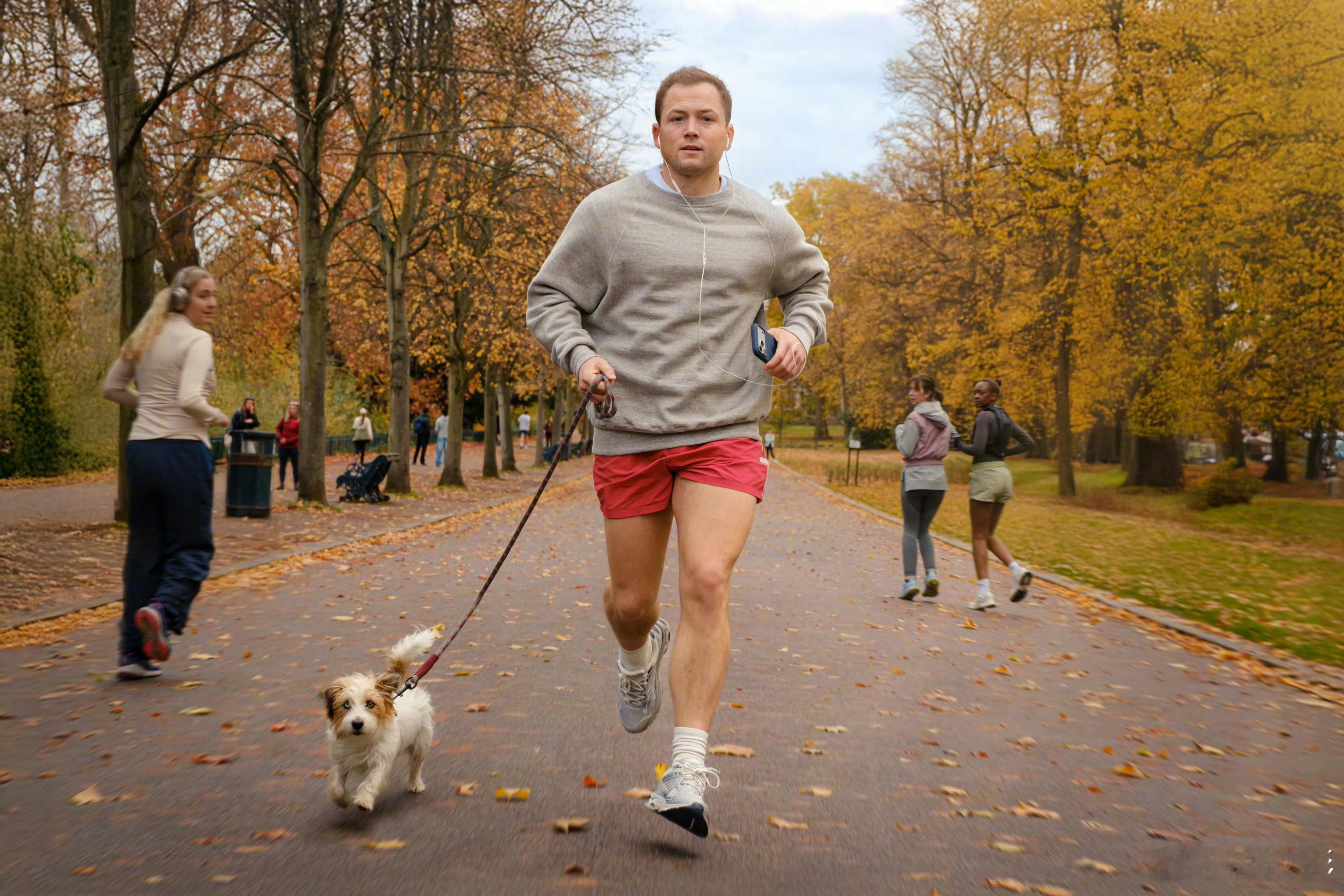 主演的原创喜剧惊悚片《人人都想和我睡》发布首张剧照！！本片由乔纳森·谢伊执导，现