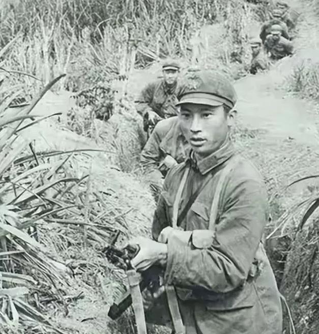 1979年，我军攻打越军炮台受阻，打了100多发炮弹，都攻不破，这时，一个炊事员