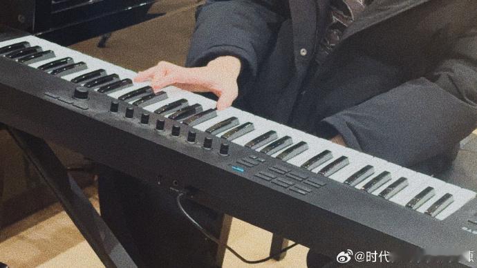 张真源双手弹两琴帅哥弹琴，双手同时弹两琴，是在给我们准备什么惊喜吗！