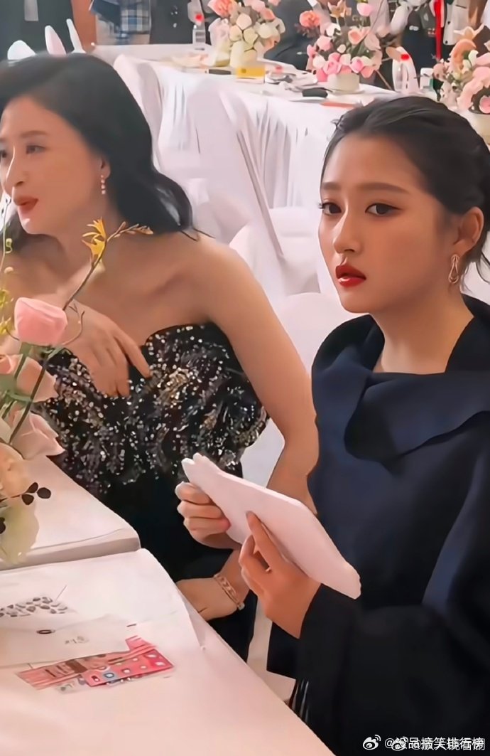 蒋欣宣传关晓彤新剧蒋欣说我的晴也如此耀眼关晓彤在扎扎亭吃美了蒋欣的应援简单却格外