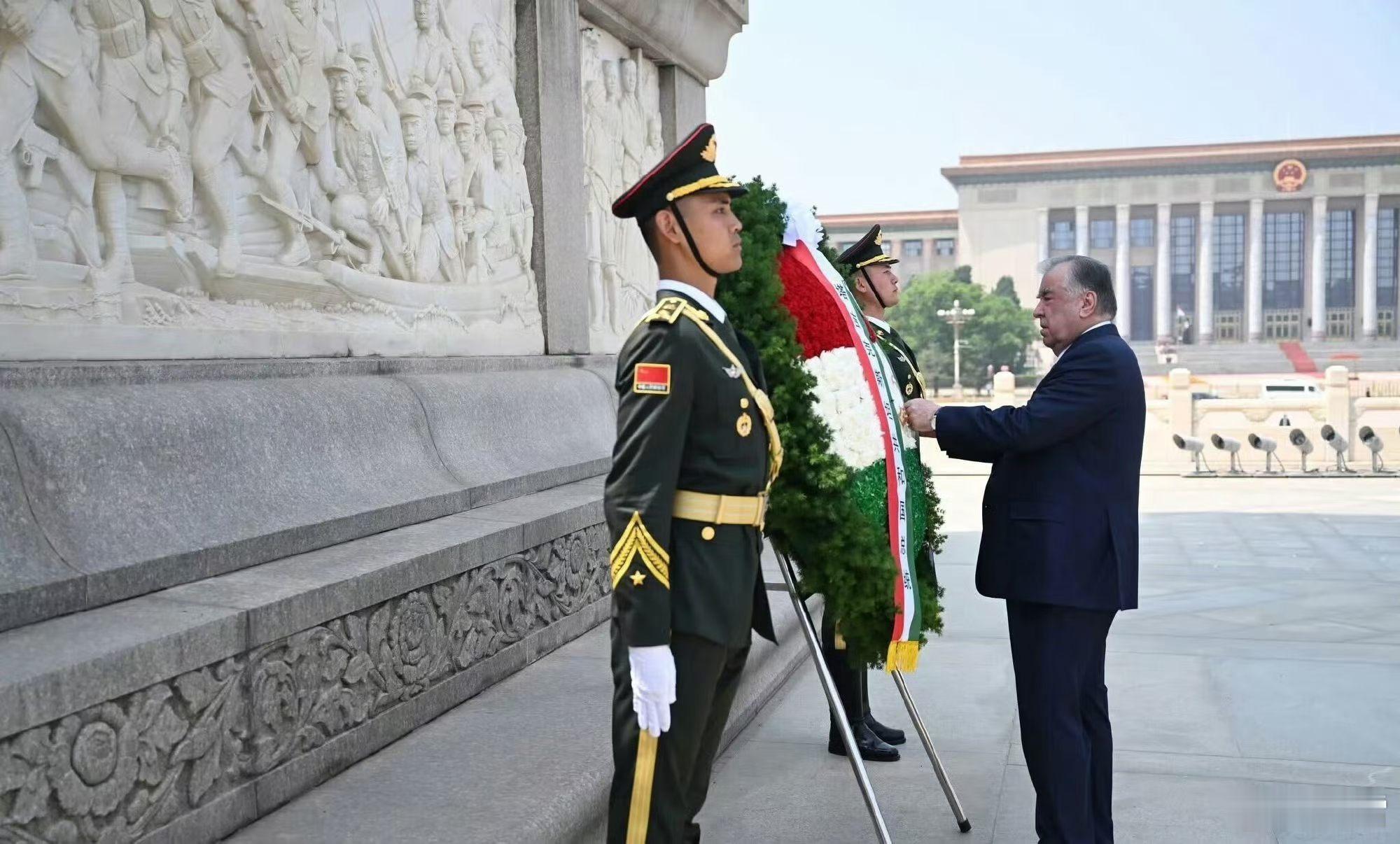 2026年5月12日上午，塔🇹🇯塔吉克斯坦总统埃莫马利·拉赫蒙，向🇨🇳中