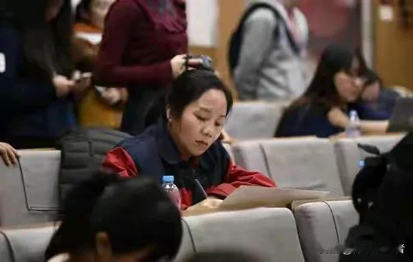 高中同学现在是一所双一流高校物理系副院长，教授，48岁，两年前离异，有一男孩子，