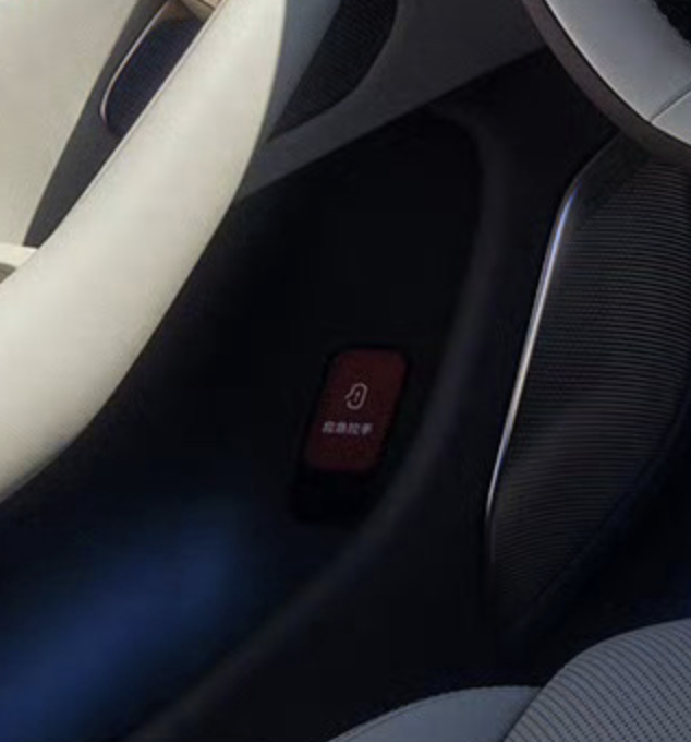 新一代小米SU7内饰比上一代看着舒服多了，中控那四个按钮也改了，原来的有点碍事儿