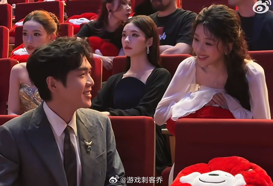王俊凯张若昀看见什么笑成这样孙怡张若昀聊啥呢这么开心张若昀：我控制不住我寄几！王