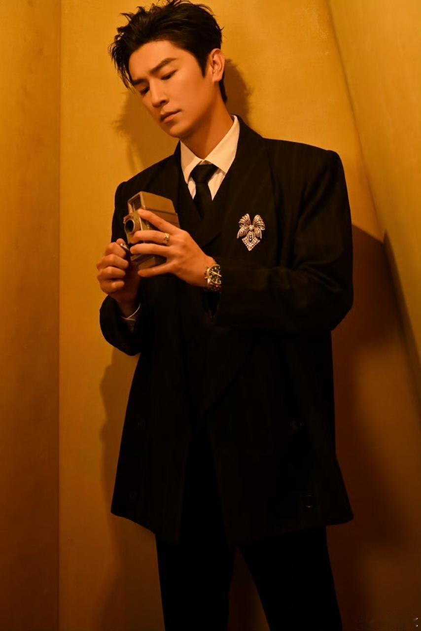 杨旭文5G冲浪刷了个老梗 杨旭文这波操作太让人惊喜啦！搜狐时尚盛典上，被问热梗，