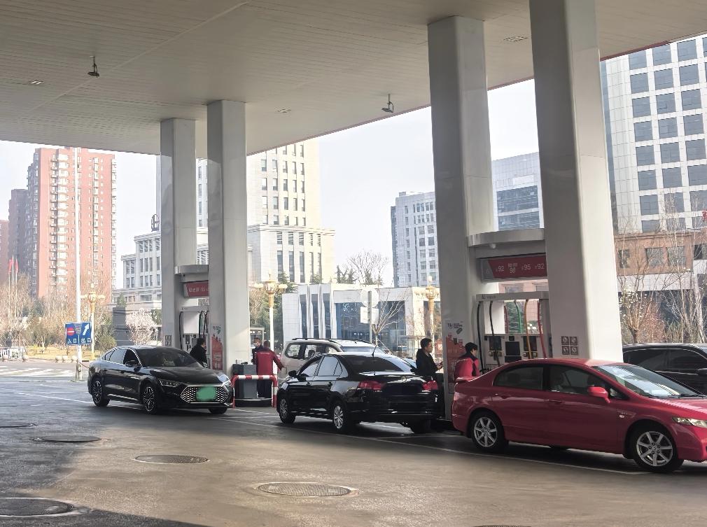 油价狂飙！今晚涨价，石家庄的加油站都很忙！下午去槐安路中石化加油站的时就已经开始