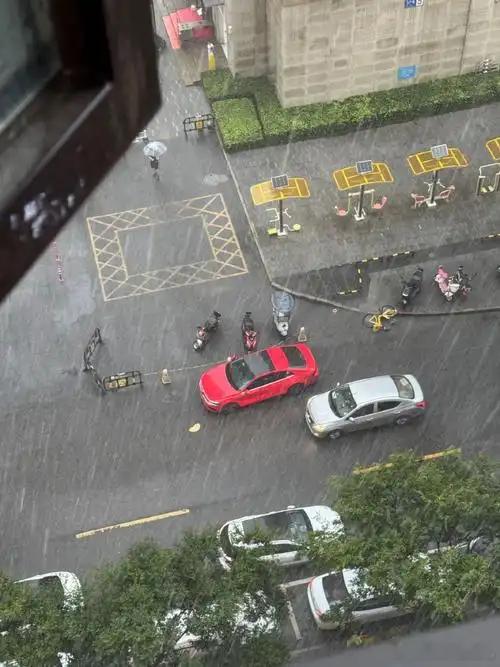 武汉停课停业，过去1小时蔡甸、经开湘口已出现30–60mm强降雨，未来3小时经开