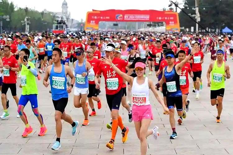 由于赛道丈量防缩短系数、进出补给站、折返、拐弯路线选择
 

他为了那口水总要斜