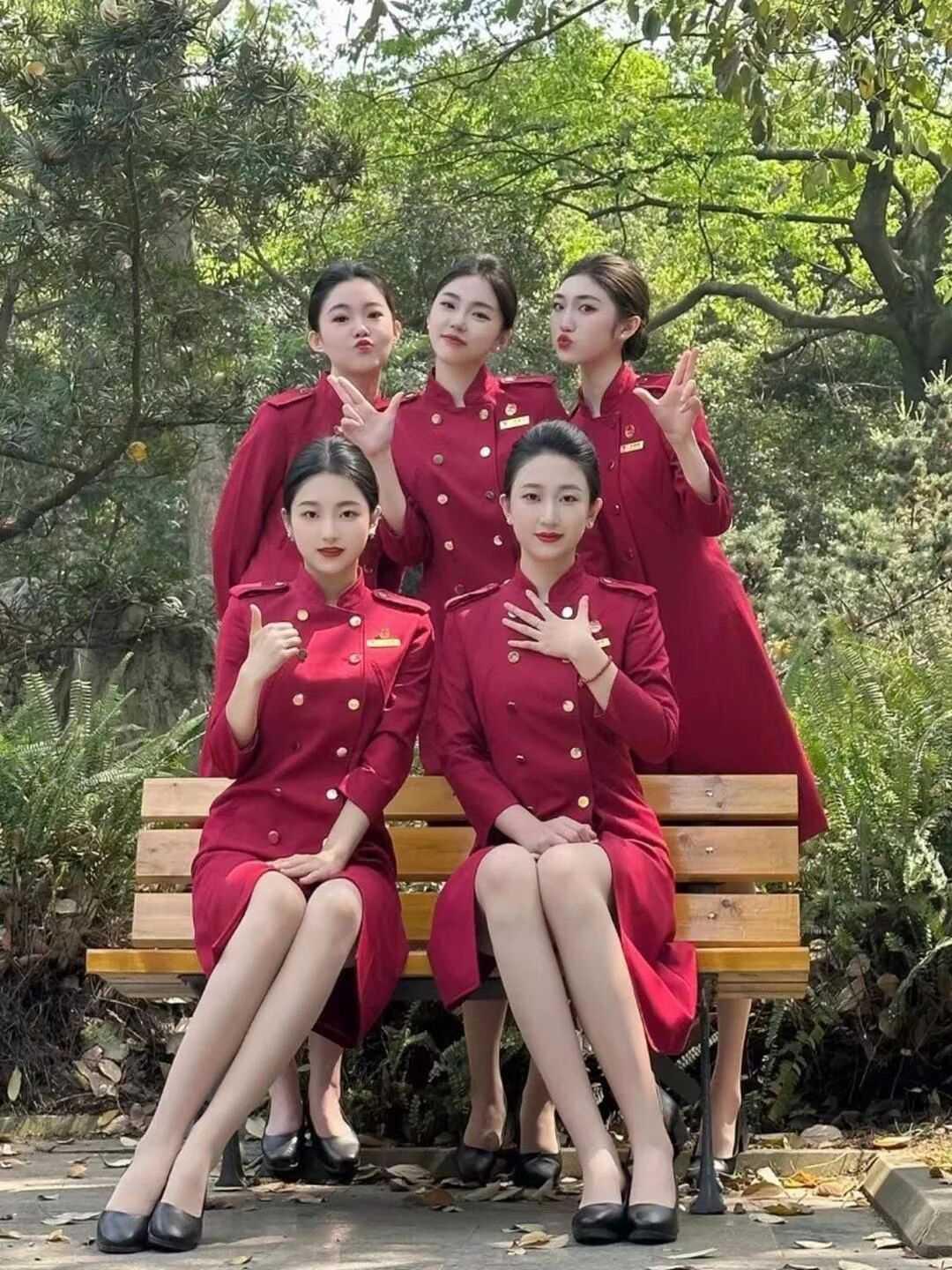 这是哪个航空的衣服？
网友：看着挺好看的，又喜庆！