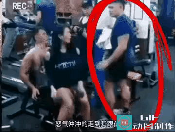 健身房底线何在？女学员坐男教练大腿，这也算运动课？
 
女学员坐在男教练大腿上，