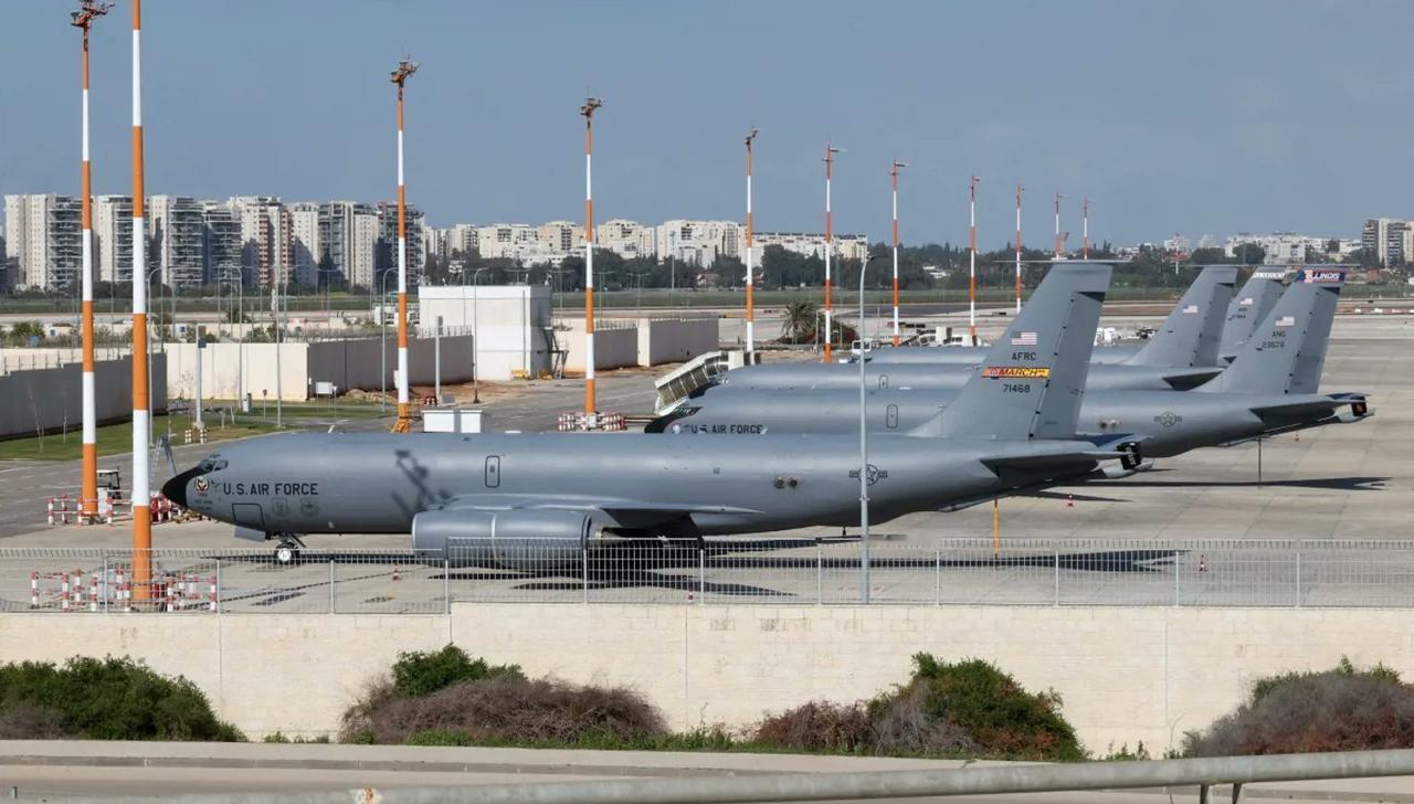 以色列时报2月27日根据公开航班追踪数据报道称，至少9架美国加油机在夜间降落以色