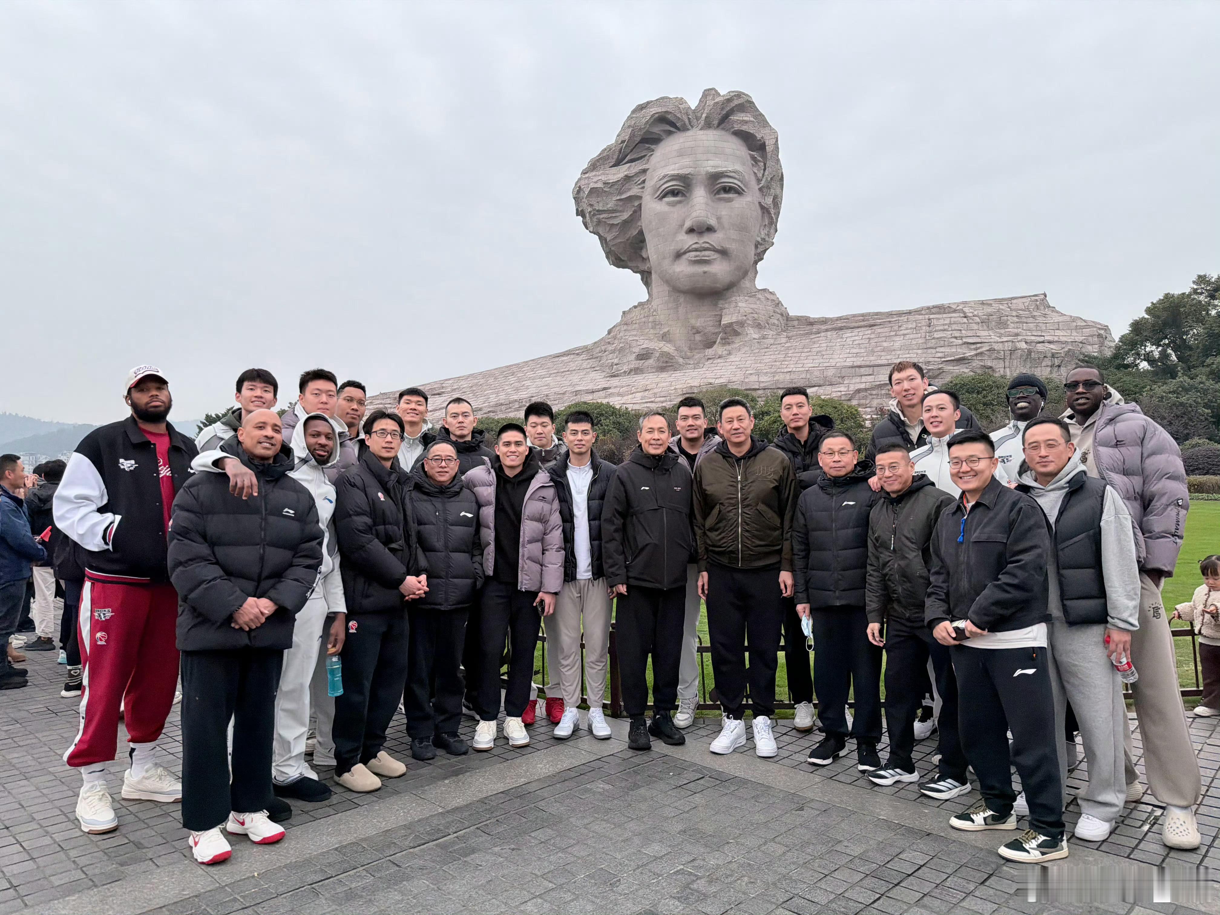 北京北汽男篮在橘子洲头合影cba俱乐部杯