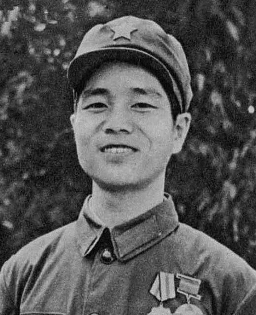1979年敌后绝境：战士孤身在越南的田里挖红薯，身后突然出现四名越军，生死一瞬尽