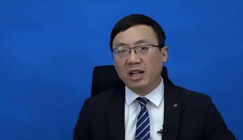 “学英语花了十几年，到底谁在发财？”

降主科争议引发全网关注，名师和名嘴甚至在