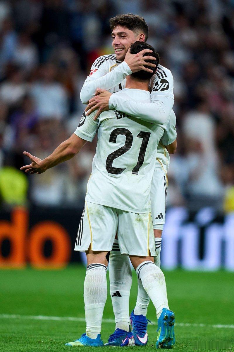 皇马真的麻烦了！联赛连续两轮没赢，多赛一场还落后榜首6分，欧冠主场又输给拜仁。赛