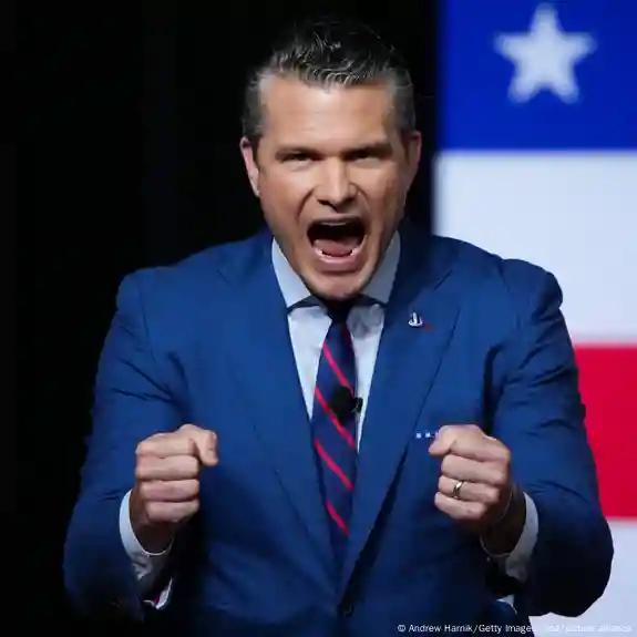 德国之声11月2日报道：“美国国防部长赫格塞思最新称赞“美中关系前所未有的好”。