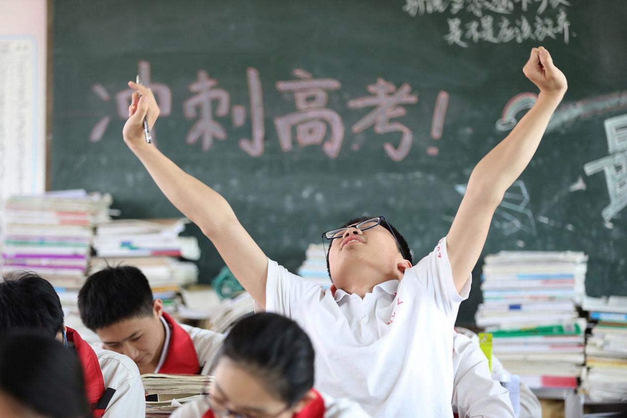 每年高考时都会发生一些考生因迟到而无法进入考场的情况，一旦发生这种情况，迟到者的