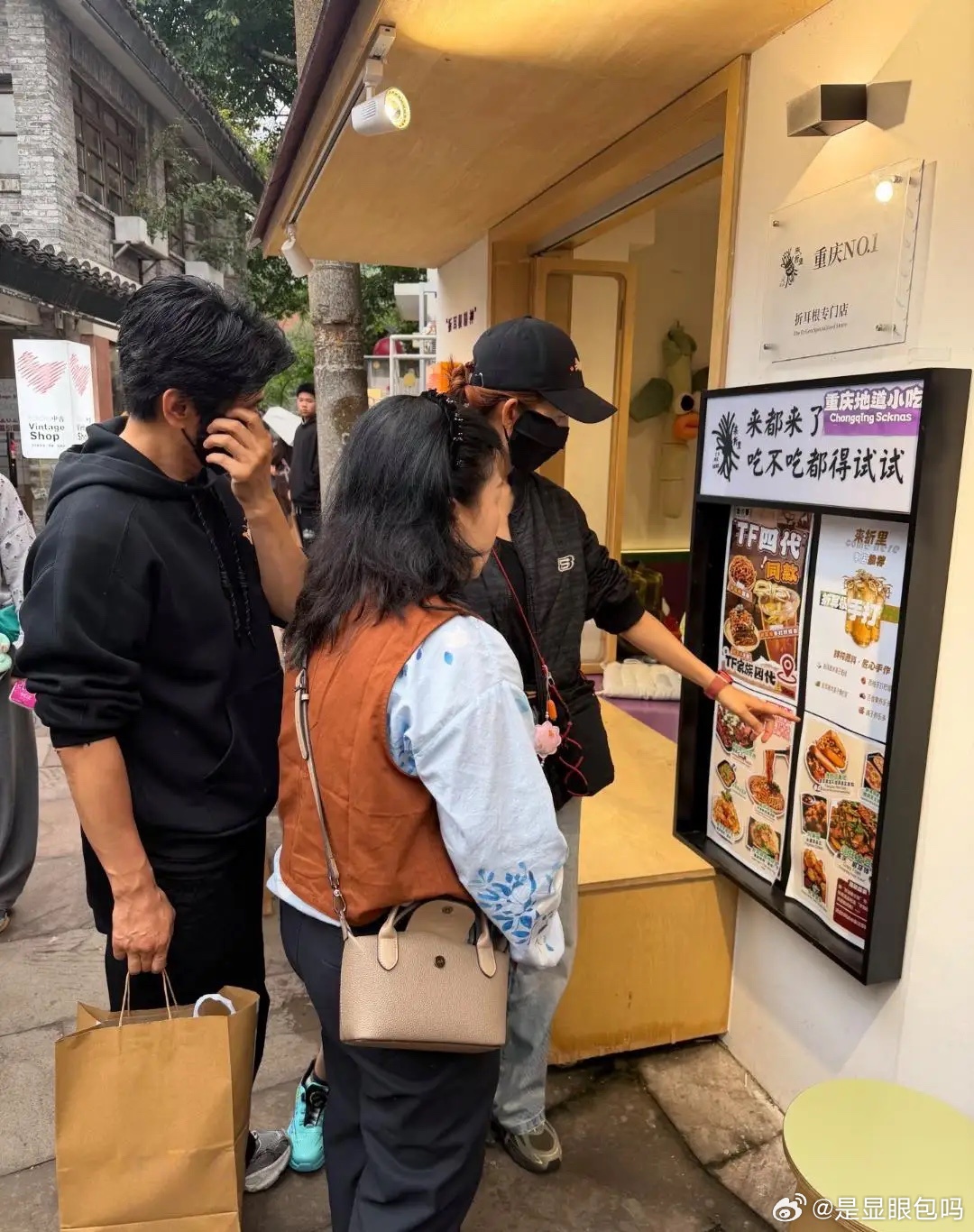 蔡少芬和老公张晋在重庆旅游被偶遇，她现实中真人打扮时尚又大方，就是身材比较瘦，在